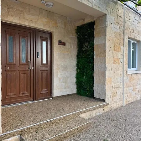Le Avra Montis Nyaraló