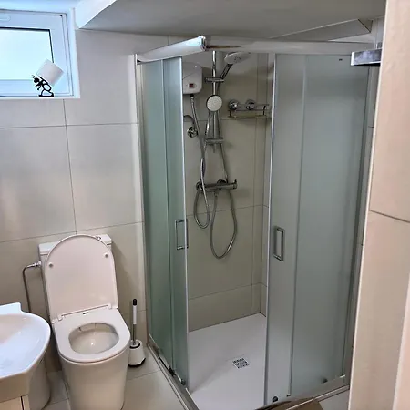 Le Avra Montis Nyaraló
